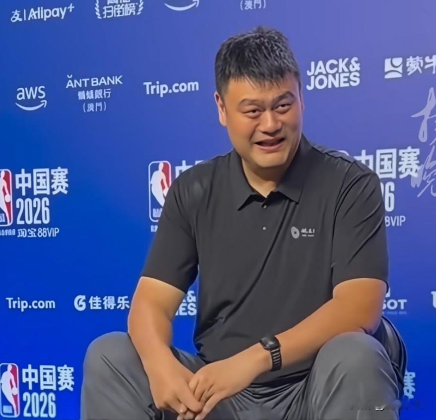 姚明:不会给同胞小杨任何建议！我不想误人子弟。
杨瀚森在NBA效力了一段时间，但并没打出什么成绩。
身为前辈的姚明，记者问他为什么不多指导一下同胞？
姚明回答:现在的中锋跟以前大有不同，以前的中锋不允许投3分，现在的中锋必须有投射能力，所以他听从球队教练安排会更好。