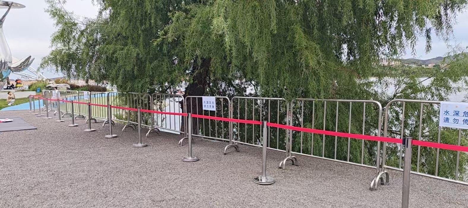 今天上午，本头条号“巨塔之顶”反映元氏县蟠龙湖边暗藏安全隐患的事情后，元氏县文旅局接到信息反馈，第一时间联系景区积极整改。下午4时许反馈最新情况，相关事项整改完毕，湖岸边安全隐患彻底消除。

“感谢您的关注与监督，您提出的问题为我们工作的进度提供了极大的帮助。我们已经向景区交办该事项，目前正在整改中
