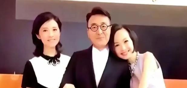 窦文涛58岁没结婚没孩子，鲁豫在播客里半开玩笑说要把遗产留给他，这话一出全网都在聊。两人认识三十年，当年在香港合租，录完节目累得挤一张床看电视，这种苦日子里攒下的交情，比很多夫妻都经老。我的看法是，这事跟钱没关系，跟算计更不沾边。鲁豫两段婚姻都没走到头，窦文涛一辈子没领证，两个在婚姻里都没走通的人，