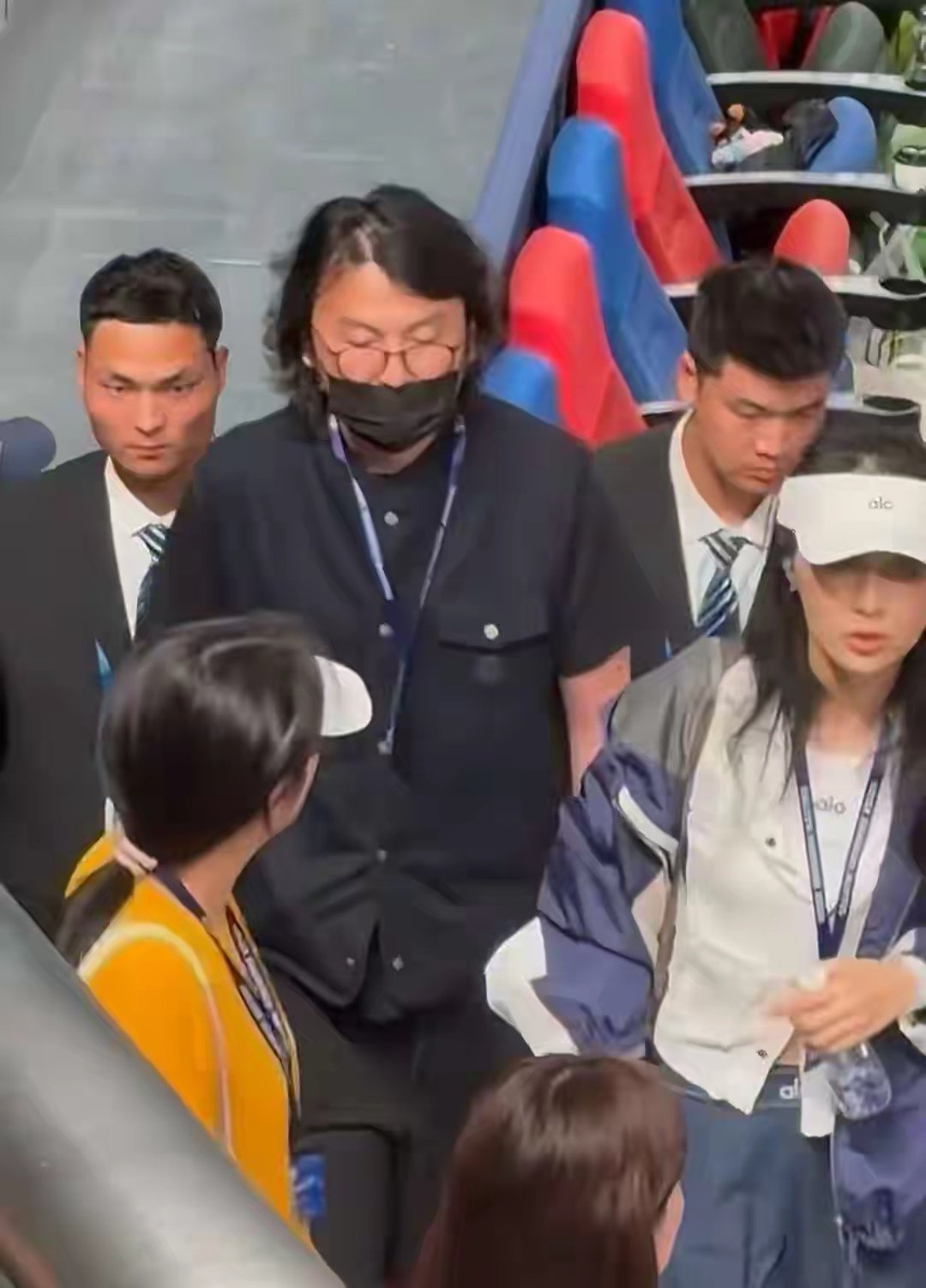 认不出！雷佳音上海看网球被偶遇，长发卷毛，大肚腩，背影像大姨 ​