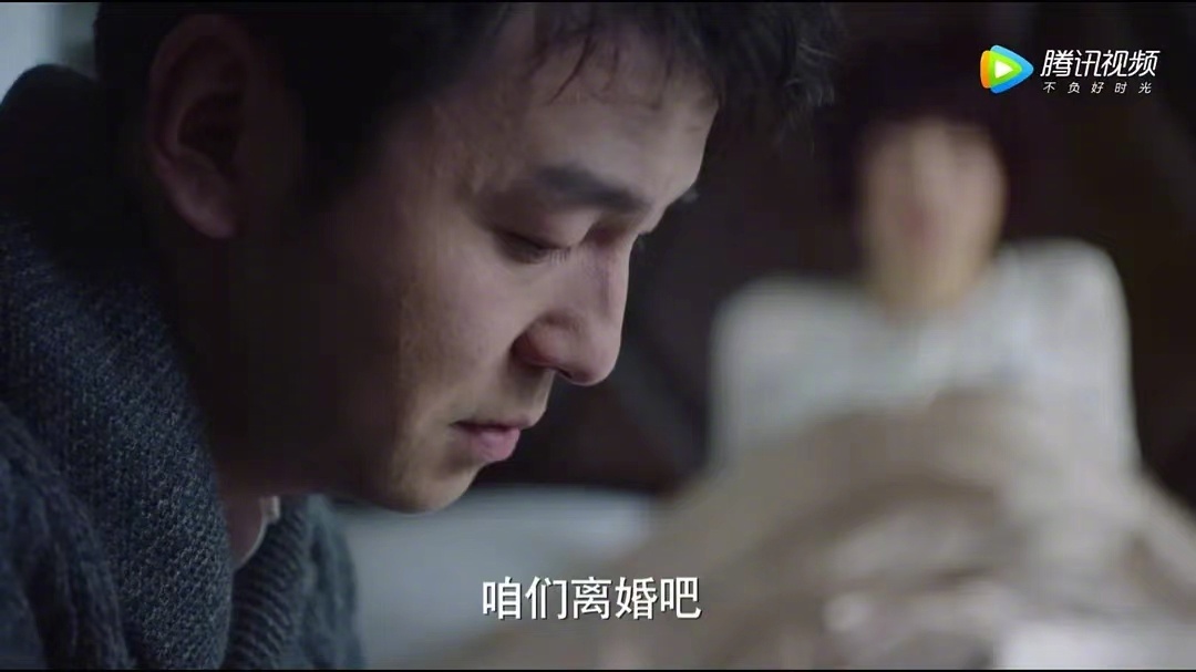 #陈俊生的工资是年薪150万#老剧回潮！《我的前半生》今夏掀起全网复盘！

2017 年播出的都市现实剧《我的前半生》，没想到在 2026 暑期迎来二次流量高峰。

改编自亦舒原著，汇集马伊琍、袁泉、靳东、雷佳音、吴越等演员，讲述全职太太遭遇婚姻变故，挣脱困境重新立足社会的故事。有意思的是，剧中多位 ​