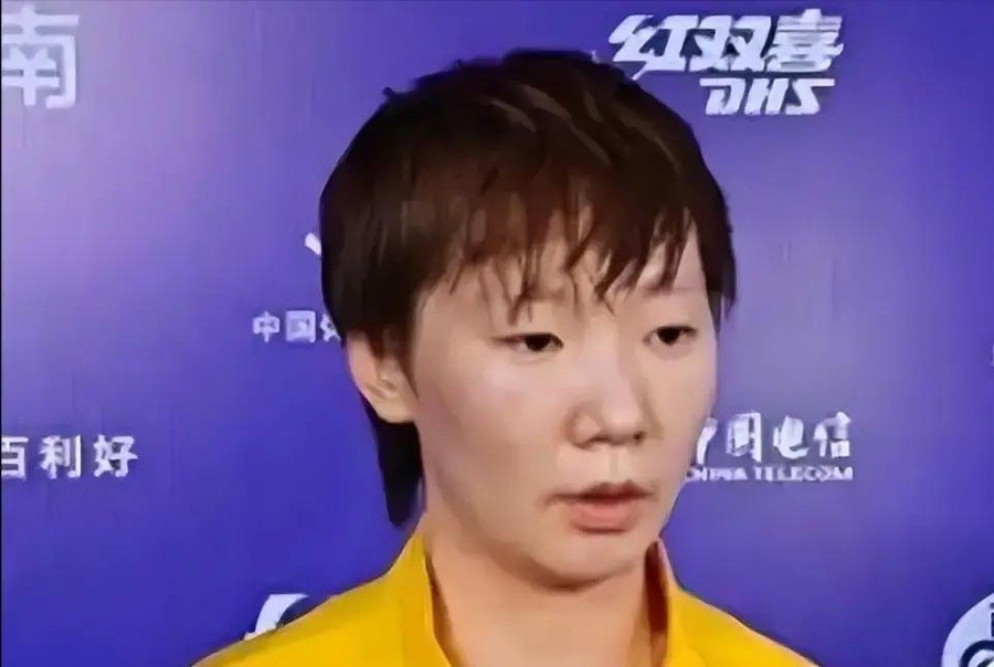 王曼昱亚运夺金采访被喊“下次别擦边”，第六局8比10落后打到15比13，7179万人围观这场喊话到底寒了谁的心
名古屋亚运会女单决赛第六局，王曼昱8比10落后，连救局点，15比13锁死比赛。她刚站到央视话筒前说出“每一分都非常关键”这半句话，看台上一声喊话劈过来：“王曼昱，下次不要擦边啦。”
她顿了