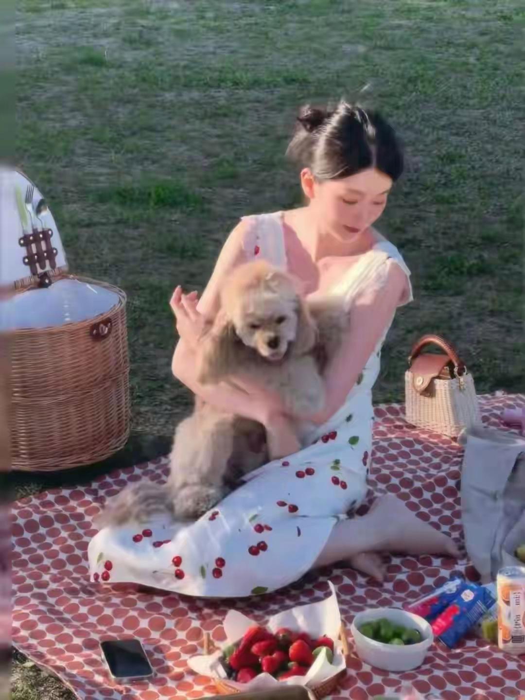 乔欣光脚丫紧身包臀裙露营大方展示自己完美身材，粉嫩的小脚丫好好看。