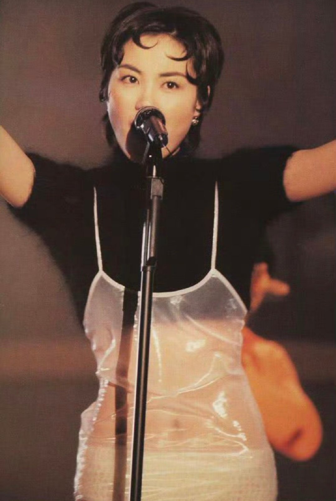 三十多年前的王菲审美太超前！1994年领奖直接穿全透明裙，放在现在依旧惊艳 ​