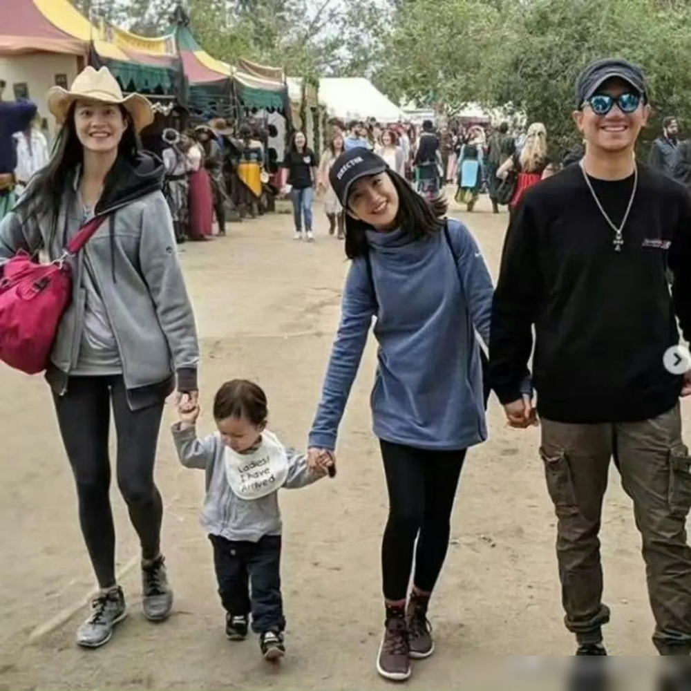 林于超当年飞伦敦求婚，送的是一条项链，不是戒指。
林依晨在那边读书，他掐着她生日去的，项链当信物，这事就算定了。2014年底台北办酒，只请了亲戚，连媒体都没让进。
男方家里做潜水器材生意，台湾有总部，美国加州有分公司。他常年待在美国管业务，林依晨在台湾拍戏带娃，俩人一直两地跑。
高中就认识，真