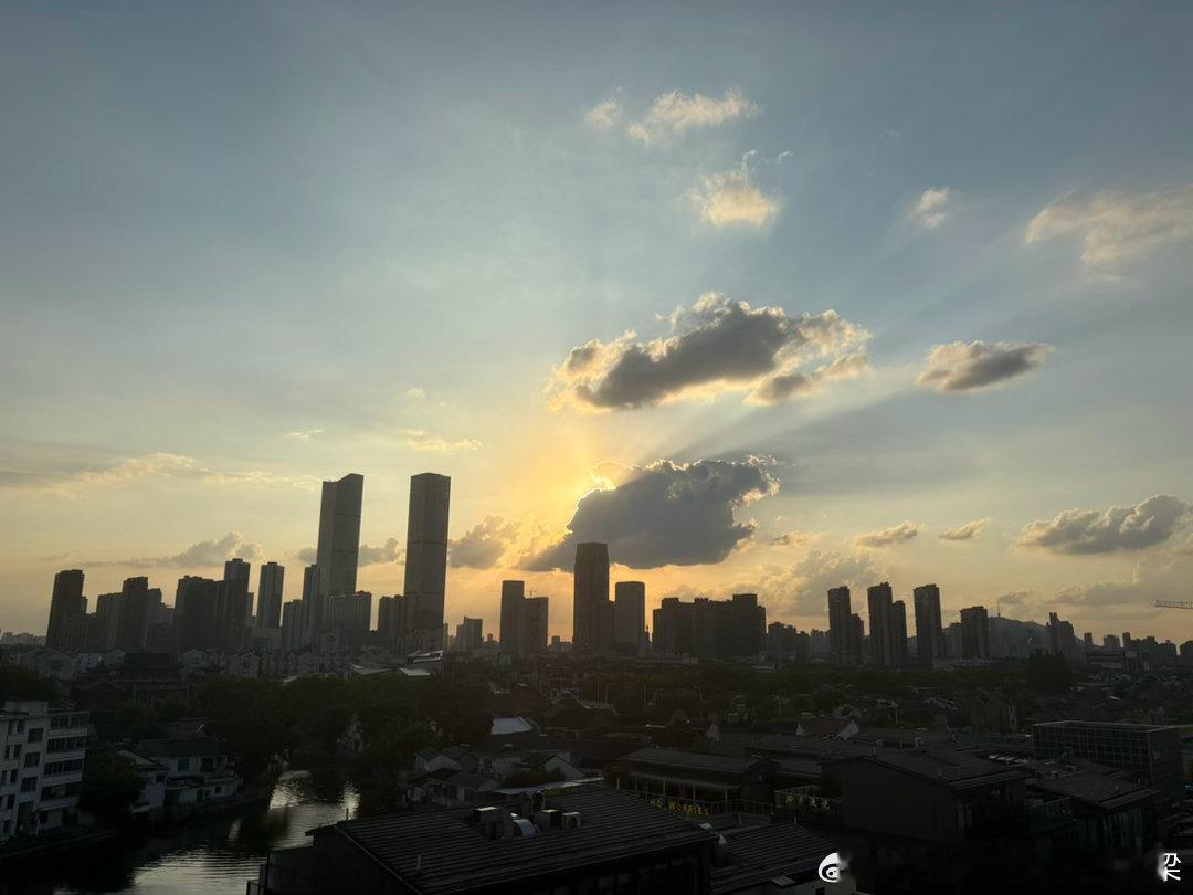 为什么我叫＂通往霜冻地带的桥梁＂？

         9月的第六天，无锡天气睛朗。这样的一个下午，跑到一尺花园的屋顶露台，难得的，拥有了一个属于自己的下午。
        一尺花园的西南，整整一层的落地窗，窗外是古运河，河对岸是钢铁新村和大窑路背后的城中村。这些建筑大部分建于上世纪八十年代，有的 ​