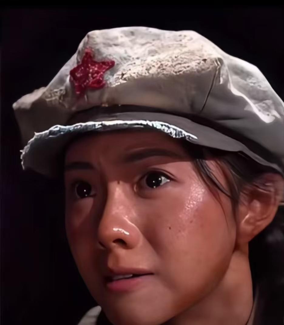 央视舞台上，刘浩存演了个满脸泥巴的女战士，弹幕却刷起了“可怕”。
10月22日《长征颂歌》晚会，她在《草地日记》里饰演青年幺妹，与吴彦姝的暮年形象隔空对望，郁可唯的歌声缓缓响起。此前百花奖开幕式遇雨，她身着红裙在湿滑露天舞台完成独舞。而电视剧《主角》央视收视最高达4.518%，豆瓣8.2分。
从被全