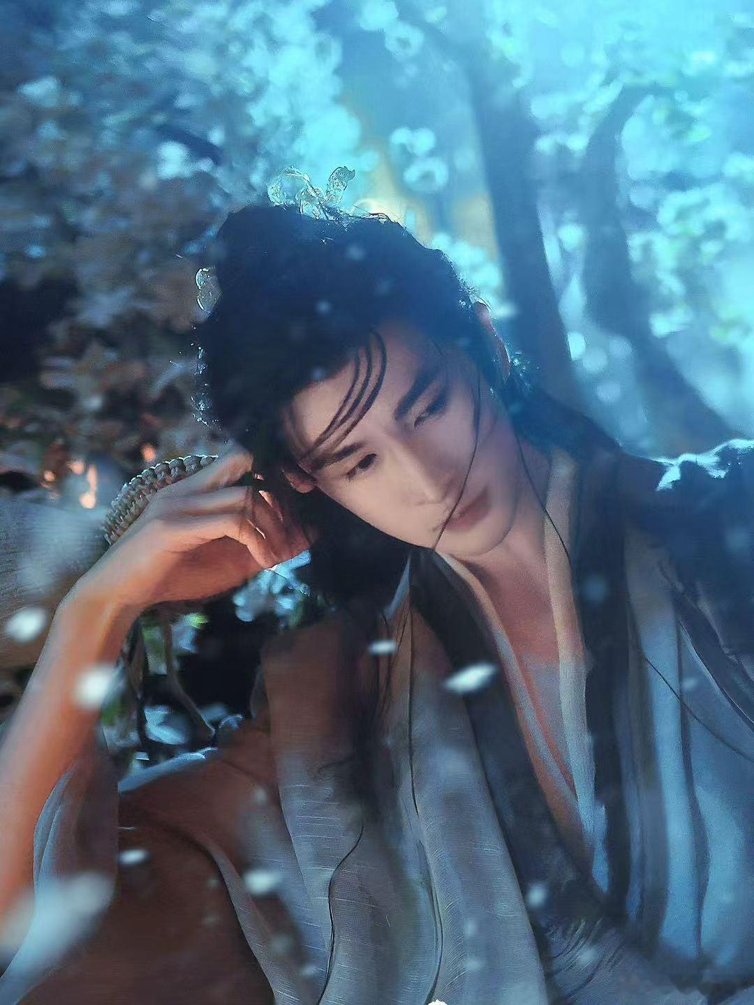 #鞠婧祎[超话]##鞠婧祎张云龙新剧咬脖吻##鞠婧祎张云龙来战捧脸吻# 从激烈对抗到动情纠缠，剧情反转很有惊喜，这段高能吻戏只是冰山一角，很好奇两人后续还会有哪些拉扯名场面#来战# ​
