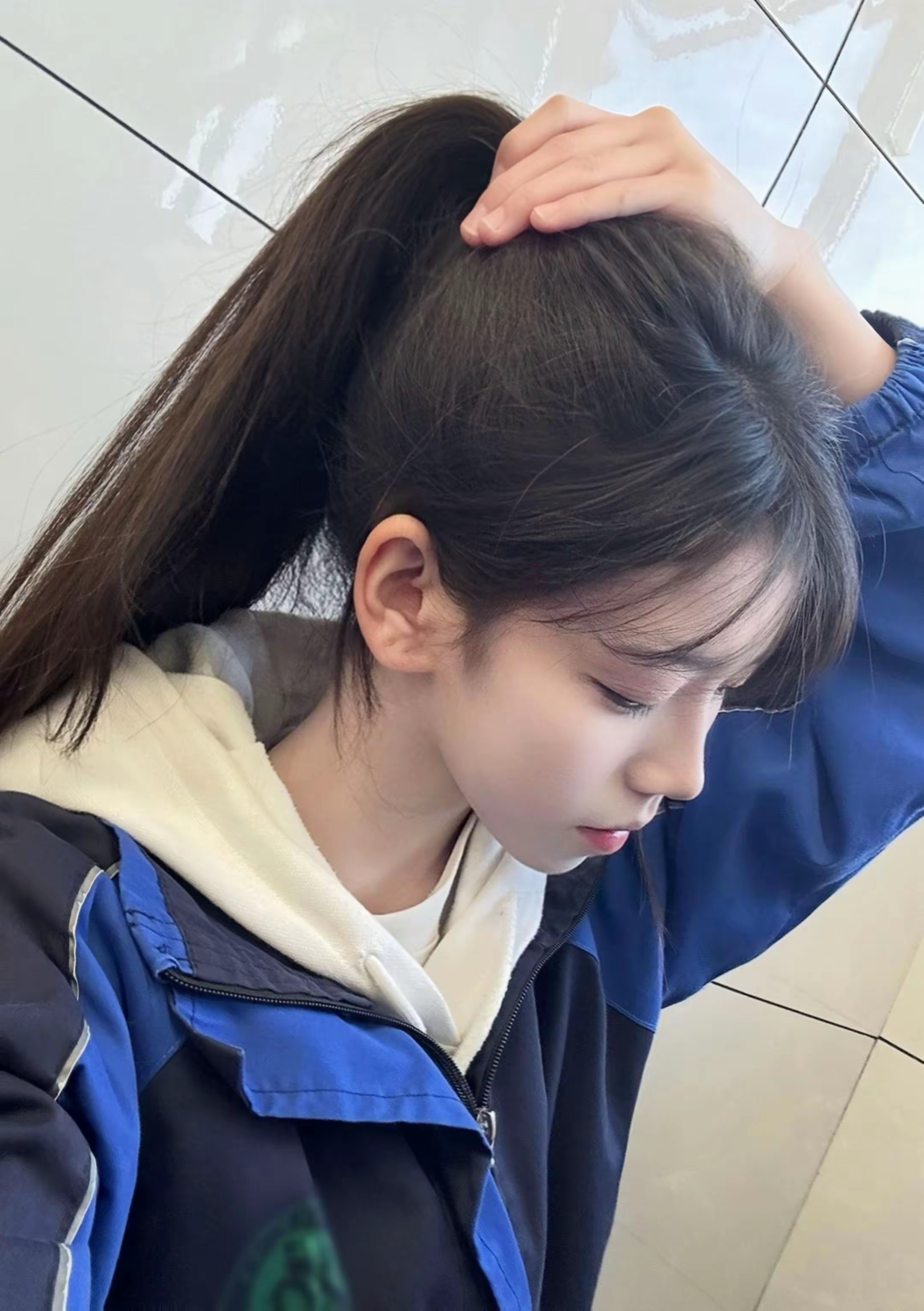 元气少女日常穿搭，蓝白相间运动外套，活力满满！💙💙?