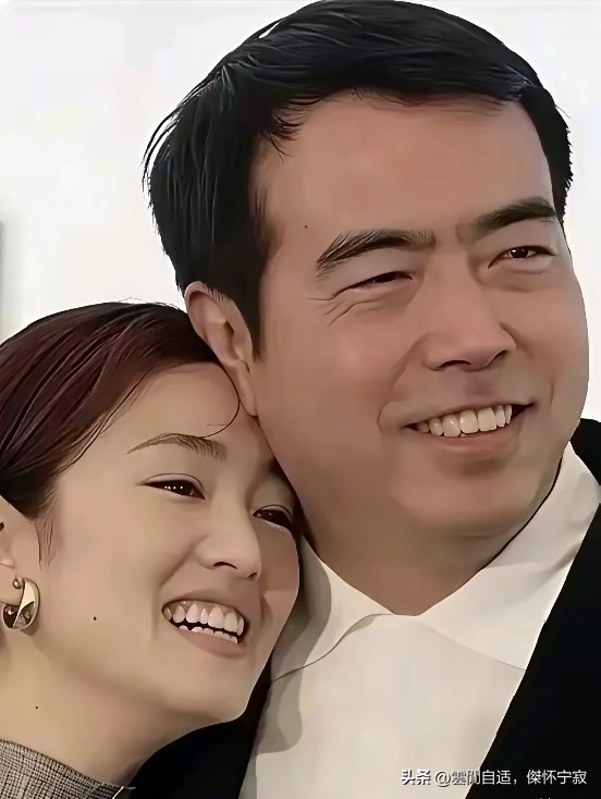 一张旧照，巩俐与陈凯歌。
这是华语影坛黄金年代留下的珍贵瞬间，背后藏着《霸王别姬》选角的一段往事。
当初陈凯歌原本并不打算启用巩俐，顾虑她是张艺谋的御用女主角，菊仙这个角色最早属意梅艳芳。
制片人徐枫却力排众议，坚持认为巩俐才是菊仙的最佳人选，反复沟通说服了陈凯歌。
这次略带分歧的选择，最终成就了影