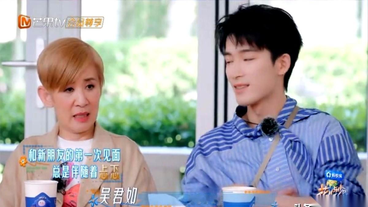 王星越对着吴君如自报家门说自己是湖南人。
搭话的周冬雨却觉得他是个东北小伙。
上次录节目留下的这笔方言糊涂账直接算到了他同学头上。
这对话看着挺碎，但透出来的现实特别扎心。
湖南话本来在方言圈也是块硬骨头，本地口音的穿透力懂的都懂。
结果一碰上东北话，防线瞬间崩溃。
王星越被当面质疑的时候，那句急切