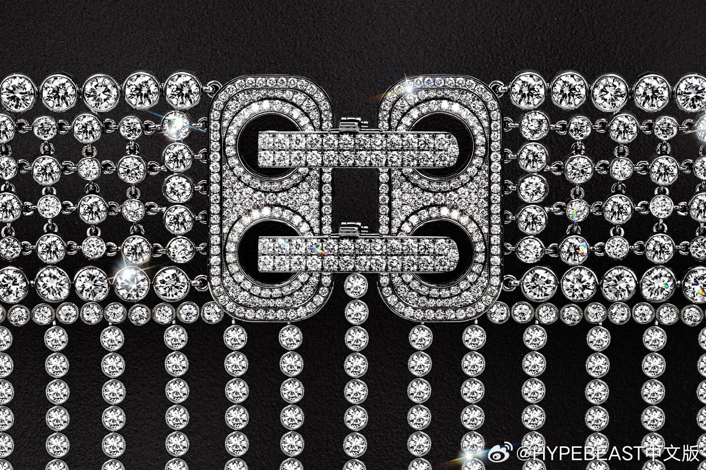 【Kylie Jenner 首次亮相维多利亚的秘密大秀，身穿价值 5,000 万美元的Jacob & Co.镶钻梦幻内衣】

Kylie Jenner 在 2026 年维多利亚的秘密大秀上惊喜完成了她的 T 台首秀。她身穿该品牌重启的「Fantasy Bra」，这是一件与 Jacob & Co. 合作打造的价值 5,000 万美元的高级珠宝杰作。此次亮相是这位 Khy ​