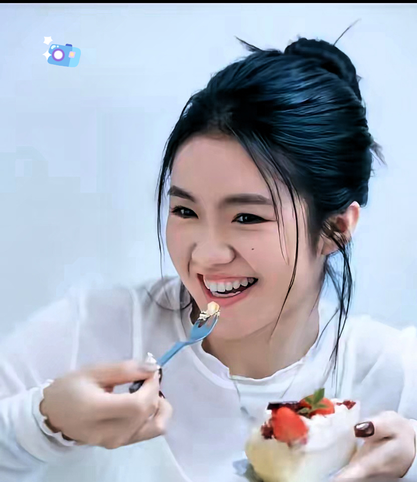 从《变形计》出来十年，李勒优被曝净身出户了。名牌包没带，首饰没带，就连晋妈给她买的那些衣服，全留在了大连。

这事传出来的时候，好多老观众都愣了神。毕竟当年节目里，这个云南大山里的小姑娘，自幼丧母、父亲入狱，跟着爷爷奶奶苦熬日子，连件像样的换季衣服都没有。到大连和城市少年崔晋互换生活的几十天，晋妈吴