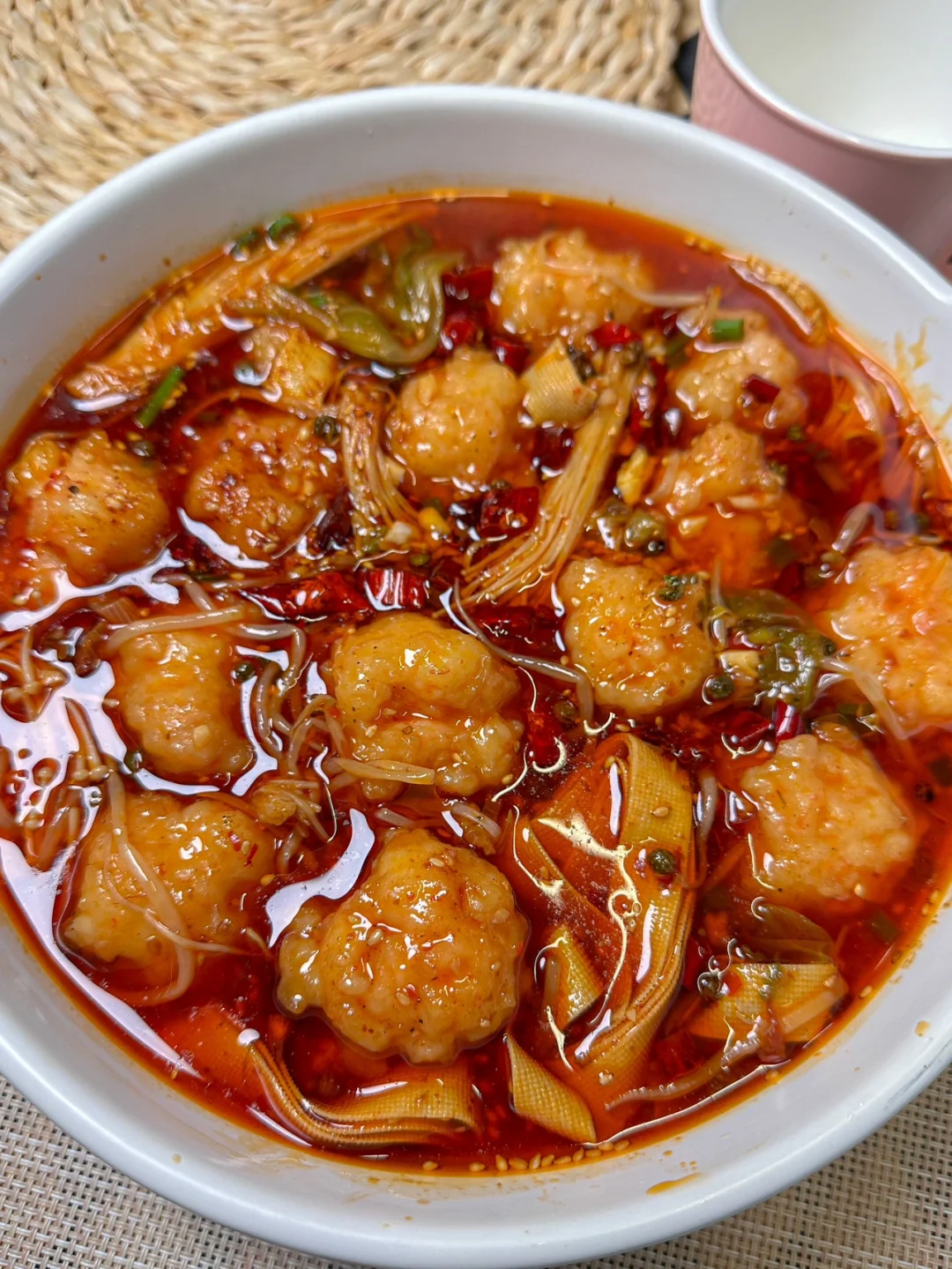 想告诉全世界火锅底料做的水煮虾滑坠好吃了