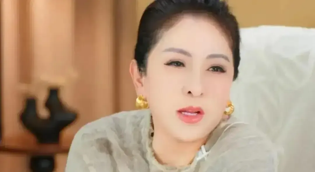 向太陈岚在抖音直播间里提起景甜，直言自己气到胃疼，因为景甜不乱交男朋友，全心付出却在感情里摔了大跟头。

向太在商界和娱乐圈见惯了人前人后的算计，看人的眼光极其挑剔。

听着让人难受的，不是“她看错了人”这几个字，而是很多人都懂那种后劲。刚开始掏心掏肺时，谁会把防备摆在桌面上？一起吃饭，接深夜电话，