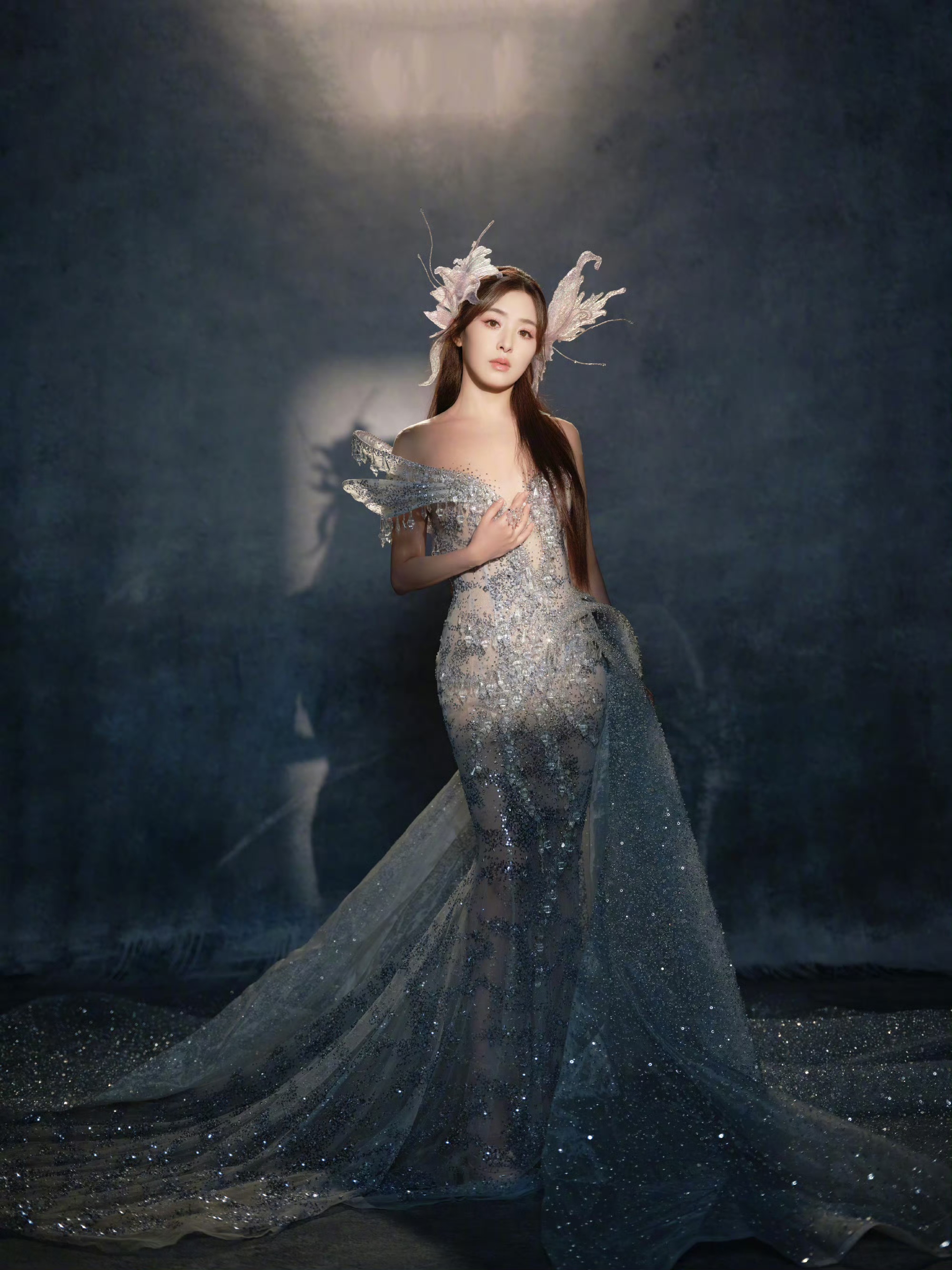 梦幻仙境中的优雅女神，闪闪发光的礼服和头饰，宛如童话故事中的公主。张含韵！！！