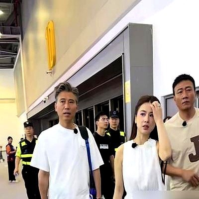 郭晓东对着63岁的霍青，喊出了一声“爹”。

51岁的他，演个三十出头的小伙子。脸上那层厚厚的滤镜，磨得五官都快没了，做个表情都费劲。旁边58岁的郭涛，同样在演年轻人。

这画面，怎么看怎么像兄弟几个在唠嗑，硬说是父子，实在有点为难观众。明明只差了11岁，站一块跟同龄人似的，非得按头让咱们接受这设定
