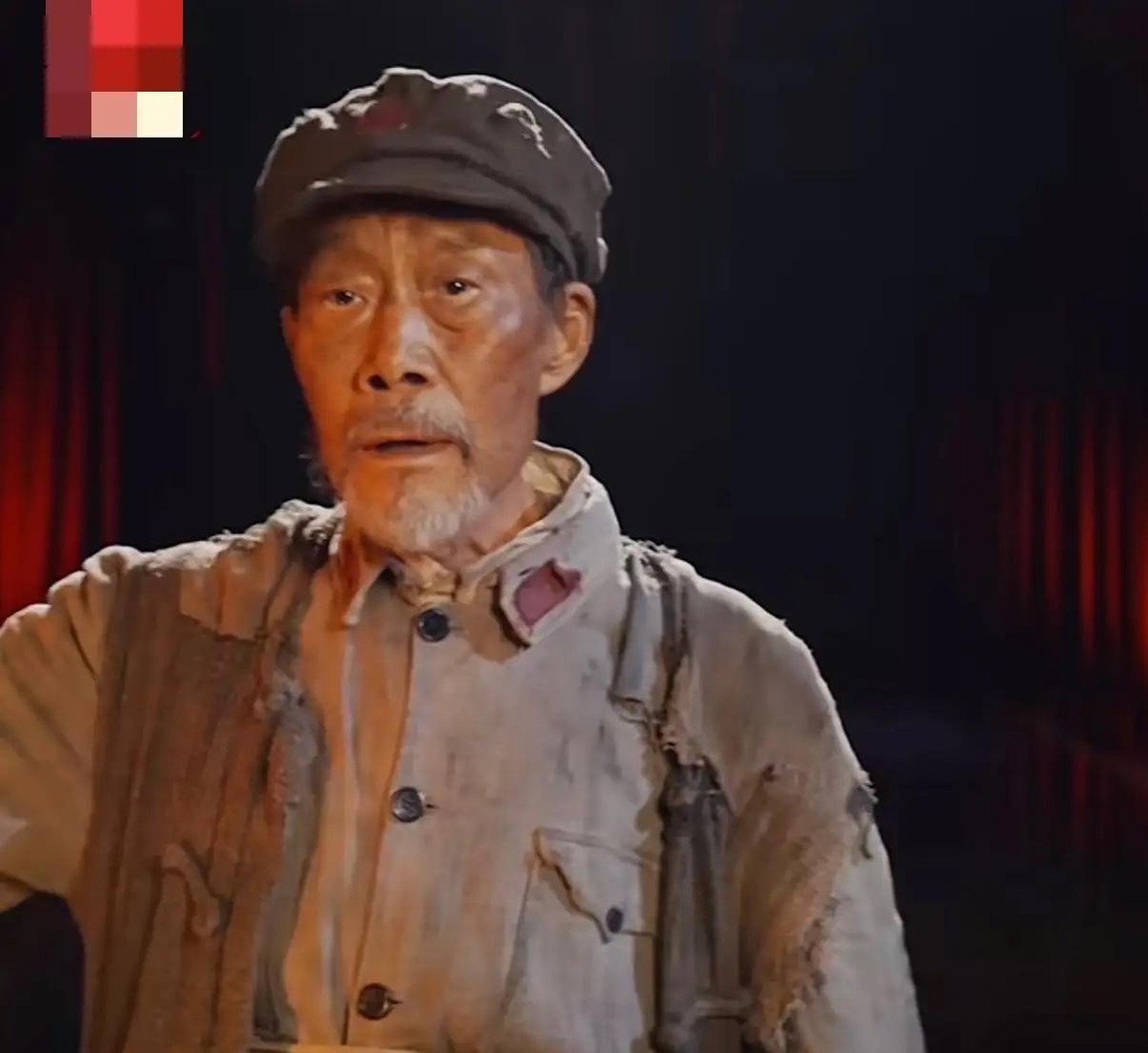 一个靠耳朵听词、靠嗓子递词吃饭的人，两样东西都被病拿走了。他没交枪。
当年骂他声音难听的那批人，昨晚大概也看懂了
2023年《封神第一部》上映，李雪健在里面演姬昌。电影一上，豆瓣和虎扑上骂他声音的帖子不少。豆瓣有人写，听到他的声音首先想到是不是在搞笑。虎扑有人说得更直接，演技不评论，但声音确实受不了