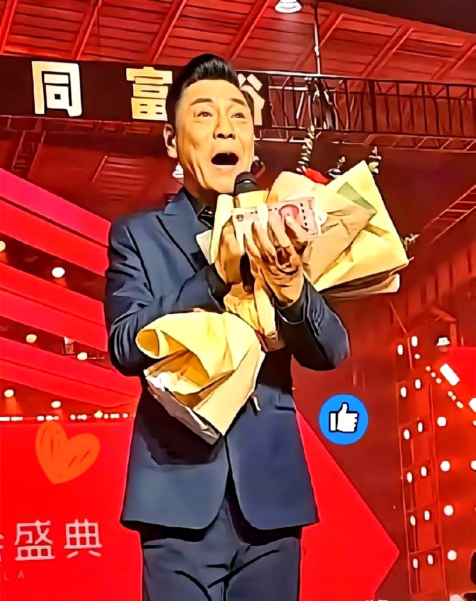 刚接下厚厚一沓演出酬劳，屠洪刚转头就当着全场的面，把钱全分给了台下的一线员工。

给钱的是崔培军，这位老板2025年公司挣了2.7亿，直接掏出1.8亿给员工发年终奖，农忙时还给员工放带薪假、发补贴。

老板重情义，歌手也懂做人。合情合理挣来的辛苦钱，屠洪刚现场转手当福利发下去，给足了崔培军面子，也让