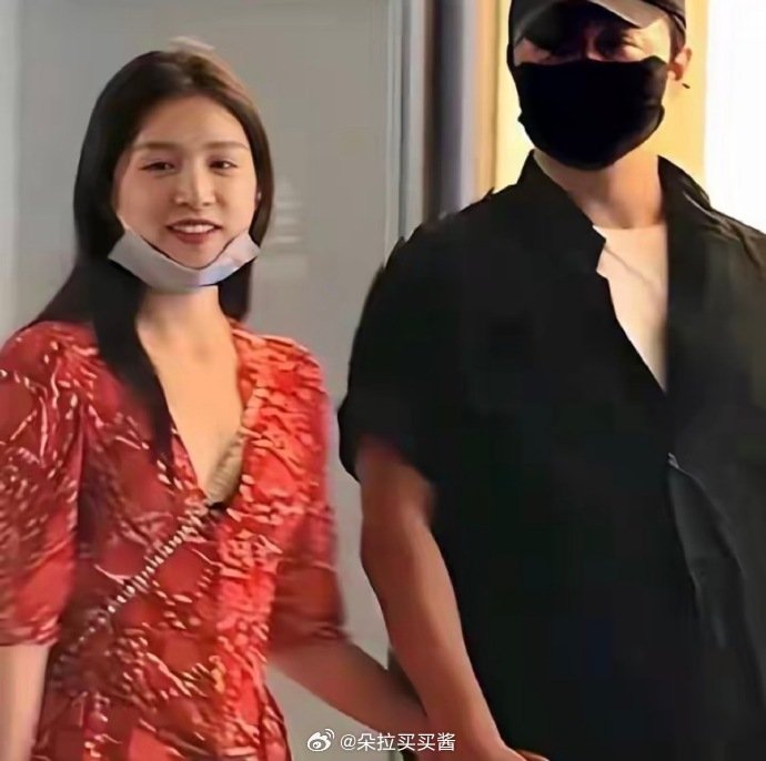 #陈思诚阮巨感情稳定##陈思诚与女友感情稳定# 
前段时间陈思诚和阮巨的还被传分手，一张深夜同回住所的照片，让不少人猜测两人已经分开，没过多久，陈思诚就现身阮巨老家贵州遵义，路人拍到他俩一起逛街吃羊肉粉，现在又一起回家，看来四年的感情状态依旧稳定啊 ​#娱乐[超话]# ​