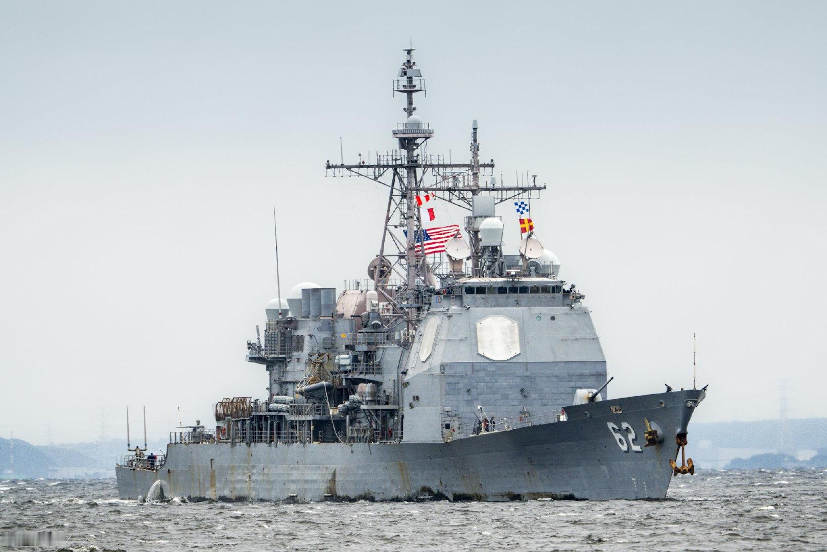 美国海军导弹巡洋舰罗伯特·斯莫尔斯号（USS Robert Smalls, CG-62）  计入横须贺港
#中外舰闻# ​