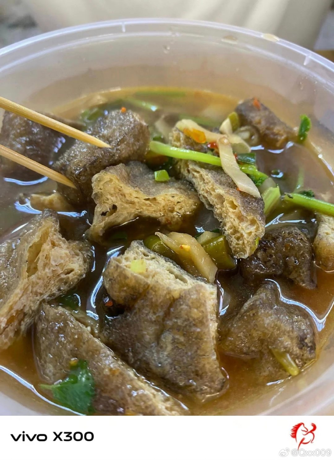 #vivo[超话]##vivo超话#  一碗热腾腾的臭豆腐，汤汁鲜浓，配上青菜和酸笋，闻着特别上头，一口咬开，内里软软的，吃起来真的太过瘾。 ​