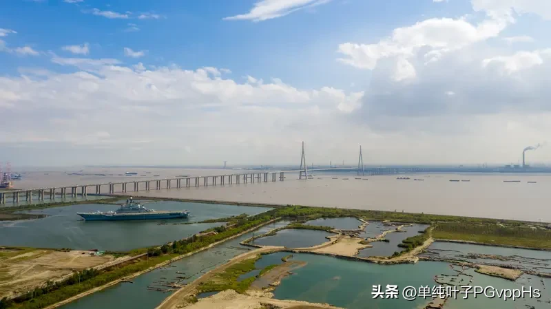 中国航母的未来发展前景无疑十分光明。从过去辽宁舰、山东舰先后服役，到如今福建舰顺利下水，每一步都是重大跨越。福建舰采用了电磁弹射等先进技术，这意味着未来中国航母在舰载机起降效率上会大幅提高。
未来，中国航母有望朝着更大排水量、更先进技术的方向发展。核动力航母可能会成为发展目标，它能提供更持久的动力，