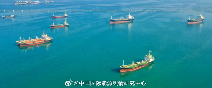 【霍尔木兹：名义开放，实则瘫痪】霍尔木兹海峡虽恢复通行，但伊朗的军事威慑及其附加的政治条件仍令商业航运未恢复正常。美国拒绝旧协议企图封锁压垮伊朗，伊朗则自信可支撑更久。与此同时，沙特坚持巴勒斯坦建国后方与以色列建交，这使特朗普推动的美沙核协议与沙以正常化相挂钩的计划陷入僵局；阿联 ​