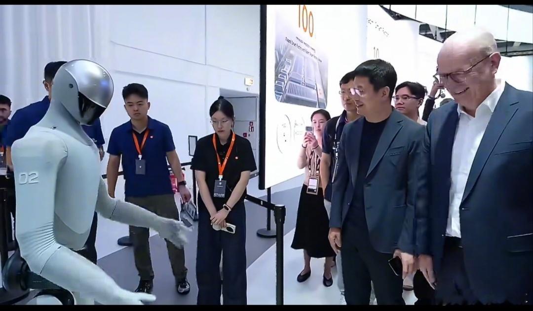 #博西CEO打卡小米IFA展台#
IFA名场面：欧洲家电巨头博西CEO，专门打卡小米展台，和人形机器人猜拳碰拳】

很多人还没看懂这件事背后的信号。
博西，西门子、博世家电的母公司，欧洲传统家电行业的老牌巨头。这次专程来到小米IFA海外展台，重点看小米人车家全生态，还和小米人形机器人互动。

放在几年 ​