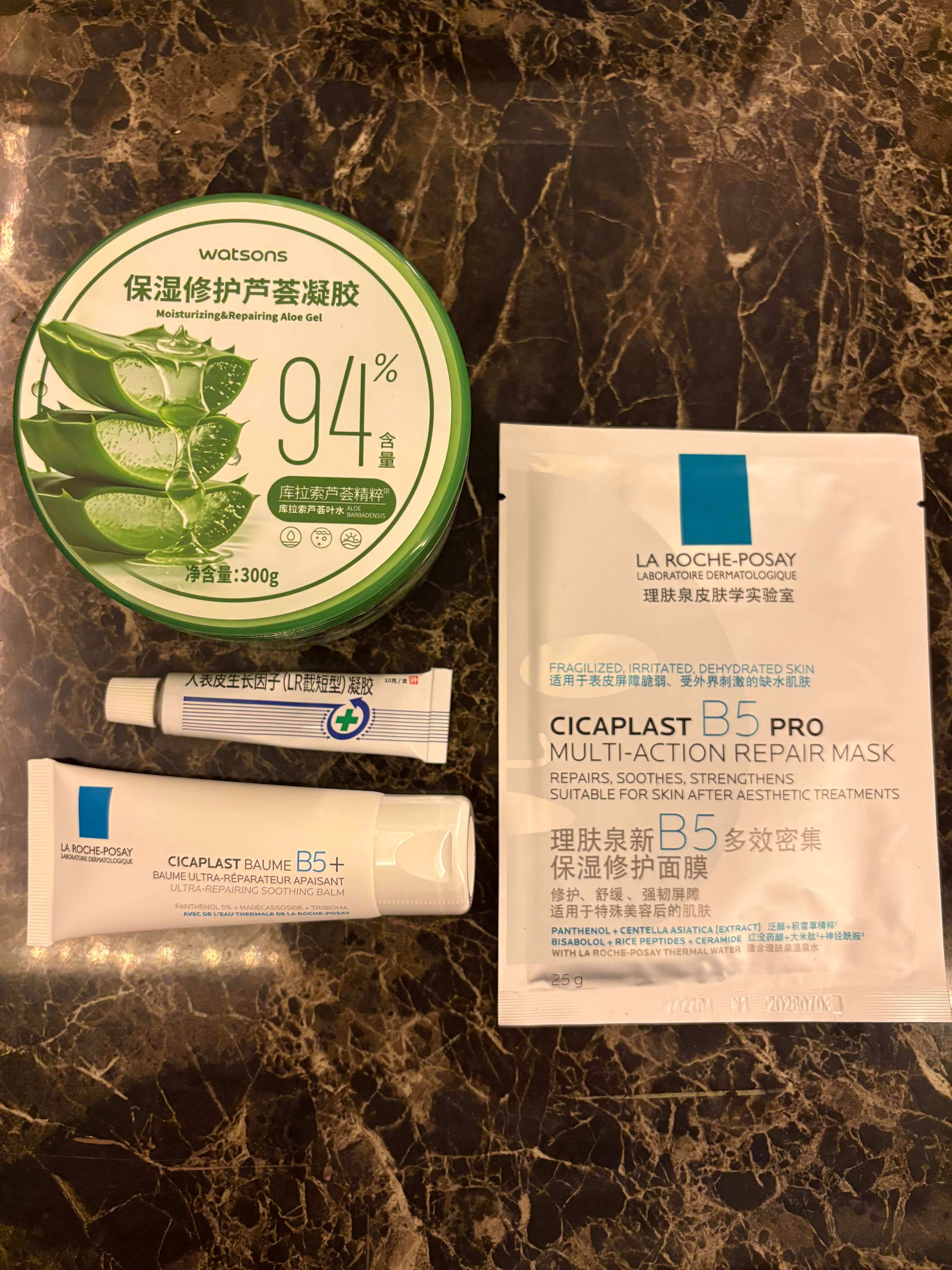 军训 晒后修复 急救 1️⃣先给脸敷理肤泉B5面膜半小时。 2️⃣芦荟...