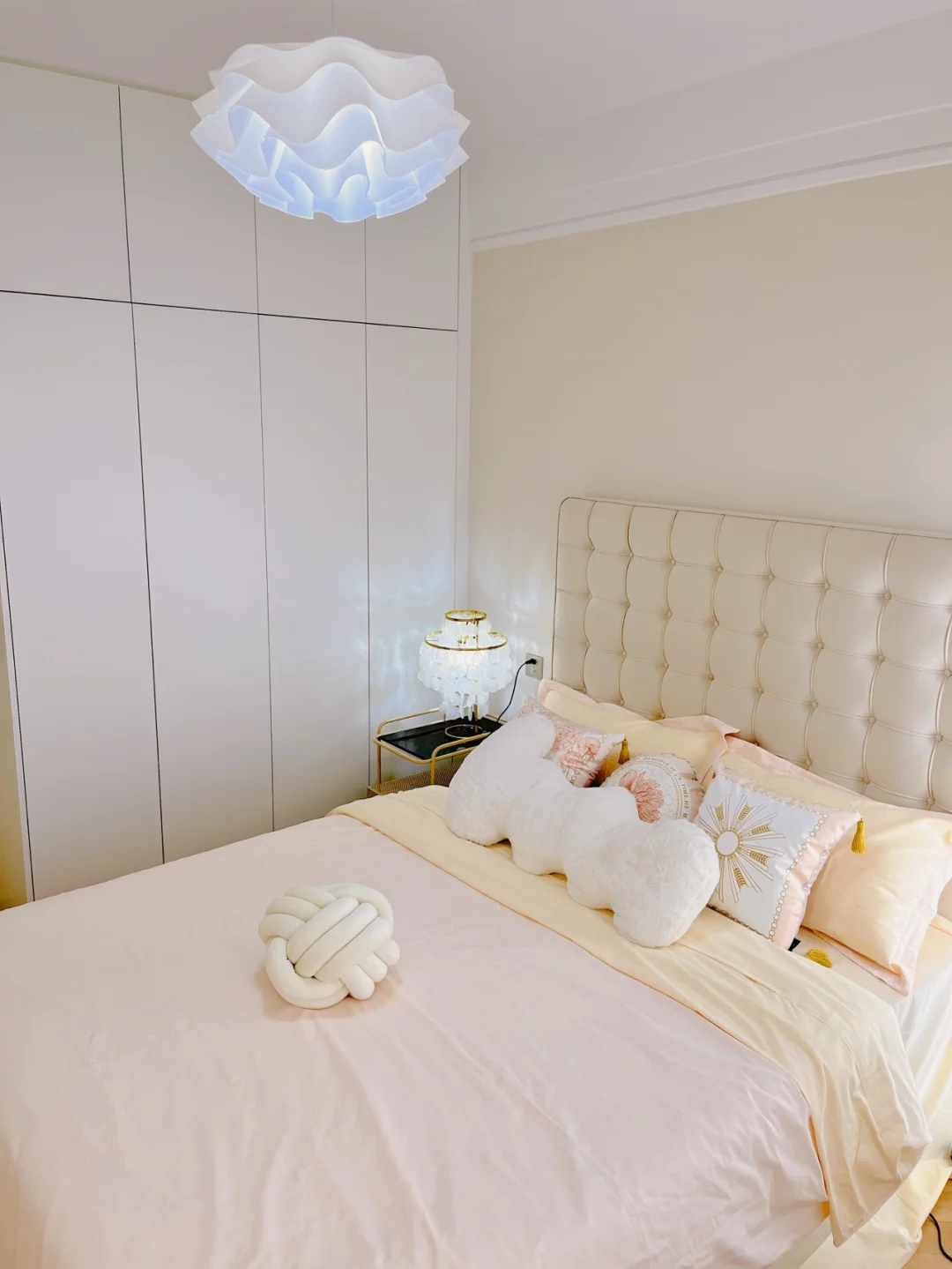 据说这是女生都会喜欢的奶油系卧室！