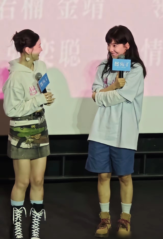 现在观众到底在忍什么，一个复仇大女主哭得满脸褶子，腿一迈比男主还壮实。
周也新剧开播，热搜上全是哭戏。点进去看了三分钟，皱眉、撇嘴、转眼珠子，跟三年前那部甜宠剧里一模一样。窄脑门儿一低，眼距宽得能停航母，镜头怼脸的时候，弹幕都在问是不是开了鱼眼特效。
白鹿也没好到哪去，新剧里演个背负秘密的查案女