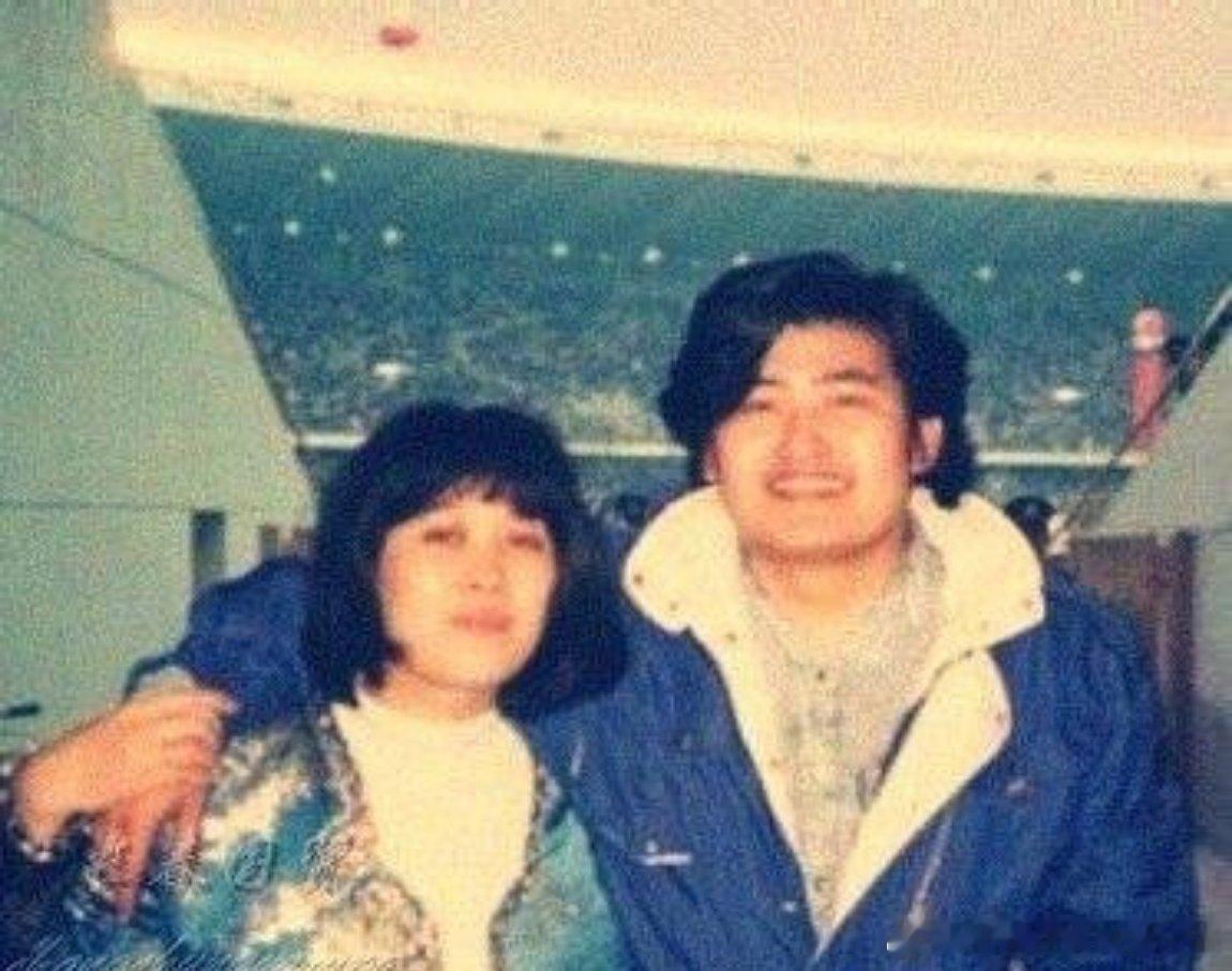 #那英演唱会缅怀刘欢#那英1990年就和刘欢在晚会同台。93年刘欢在创作《北京人在纽约》配乐时，那英就唱了《千万次的问》《报应》《相约如梦》，94年两人合唱 过把瘾，98年人在青山在，05年奥运主题歌曲 同一个世界，同一个梦想。刘欢三次演唱会中，那英04，06年都作为嘉宾助阵，独唱《相约如梦》。良师 ​