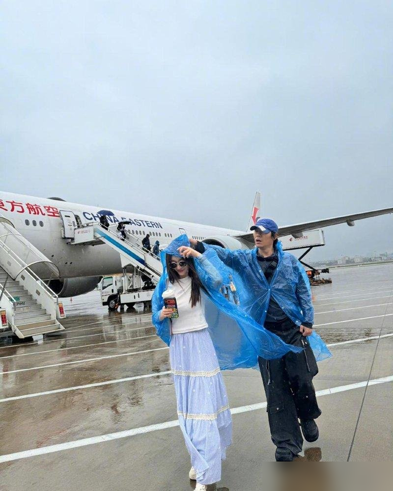 李小冉在综艺上脱口而出那句你们还有戏拍？，赵今麦当场愣住，没敢接话。
魏大勋赶紧在旁边补刀：你是在炫耀吗？现场才勉强笑了出来。
赵今麦说录完节目得赶五点回横店，语气挺平常的，就是个连轴转的日常。可李小冉那种下意识的惊讶，藏都藏不住。
这话要搁前几年，根本没人当回事。现在开机率摆在那，横店摄影棚