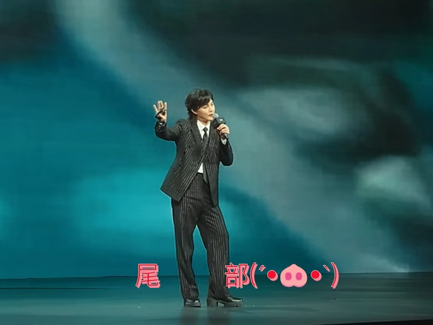 巴音布鲁克王后与西装暴徒小鹏 G9L的尾部