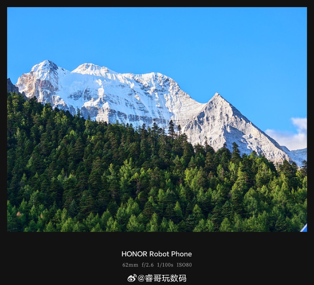 带着荣耀Robot Phone、荣耀Magic V6、荣耀600 Pro旅行，捕捉山河浪漫。雪山静立，湖面如镜，黄昏晚霞铺满天际，一帧帧治愈风景被稳稳定格。手机也能留住旅途里那些转瞬即逝的光与温柔。#荣耀手机影像计划# ​
