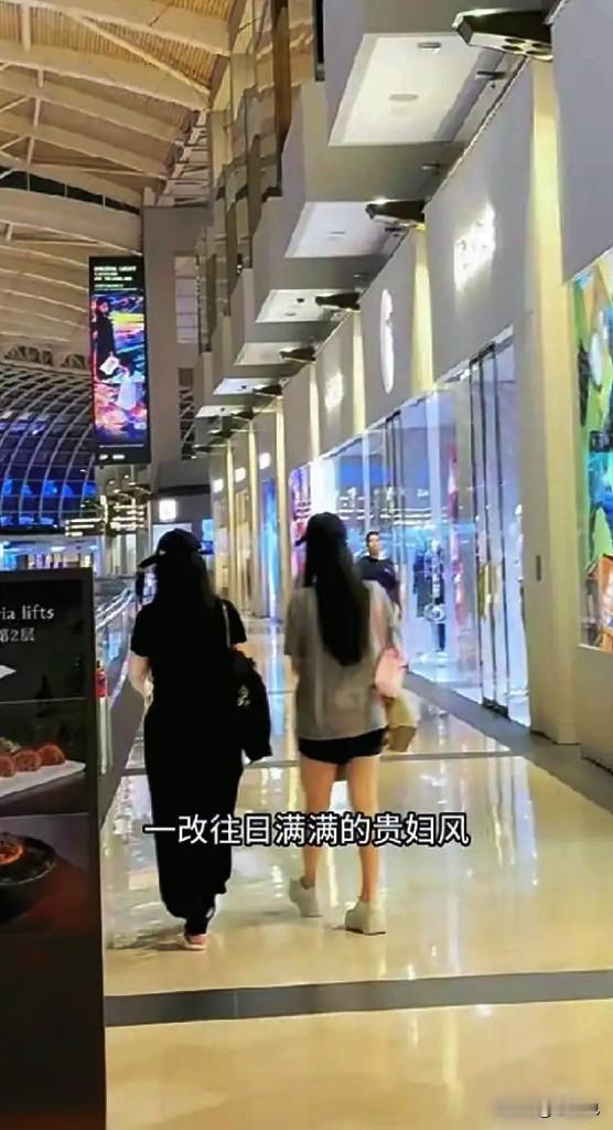 新加坡偶遇李湘，瘦到几乎认不出！有钱人的自律到底有多狠

网友在新加坡偶遇拍到李湘，变化大到第一眼几乎认不出来
曾经珠圆玉润的豪门富婆模样不复存在，网传体重从160斤左右降到110斤上下，整个人小了一圈，身形消瘦很多

还记得以前网上流传她的日常，早餐就是顶级和牛搭配鱼子酱，生活极尽精致富足

而网