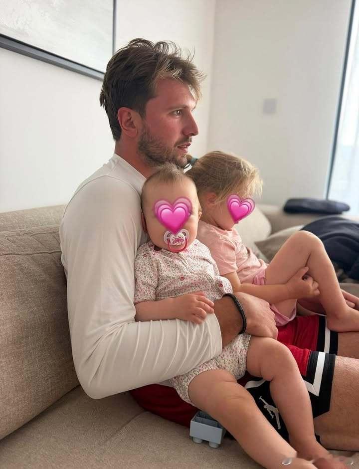 卢卡·东契奇即将推出名为Jordan Luka 5 “Familia”的新鞋款

这款鞋款灵感来源于他的两个女儿加布里埃拉和奥利维亚 

#湖人国度##湖人总冠军##东契奇# ​