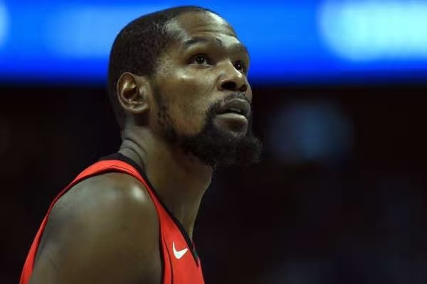 杜兰特的高效在这个时代确实是独一档的存在，BGN Hoops近期晒出的多项数据都印证了这一点。总得分与出手效率的错位杜兰特以32,597分位列NBA历史总得分第5位，但他的运动战出手次数仅为22,37