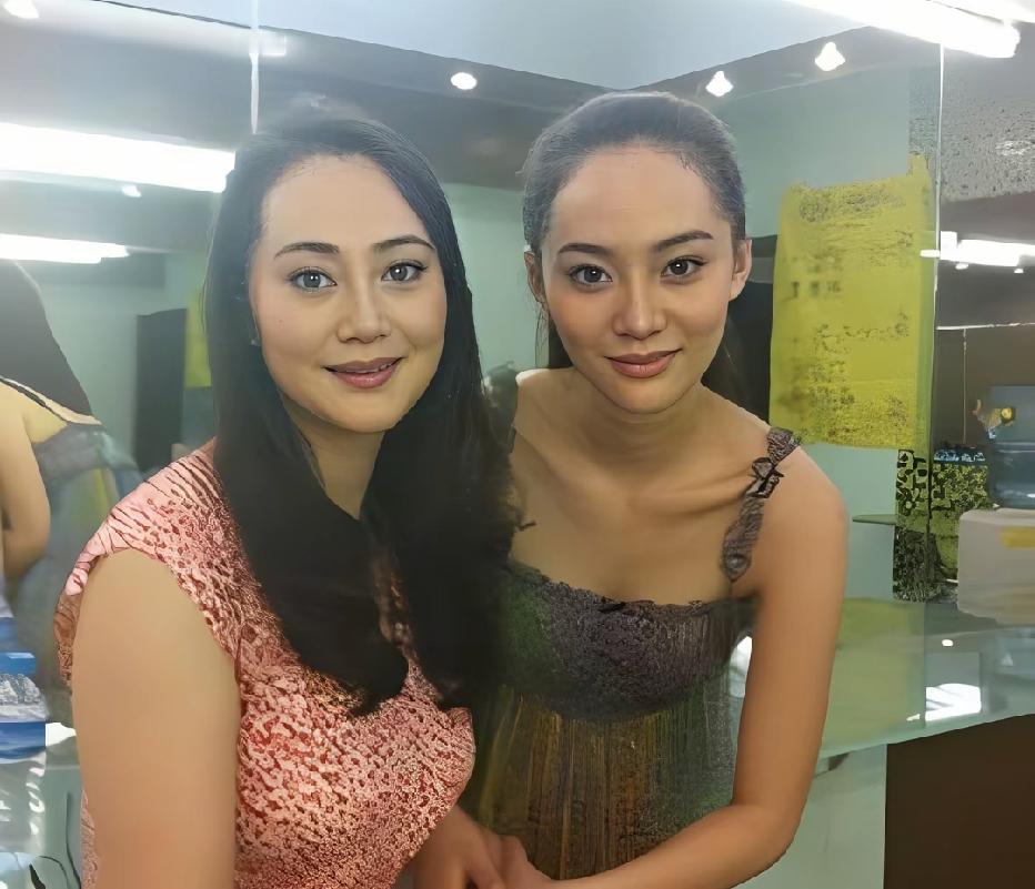演员大宋佳与女儿张楚楚的一张留影，与前夫张学津所生，女儿继承了父母出众的容颜，毕业于上海戏剧学院，同样走上演艺道路。