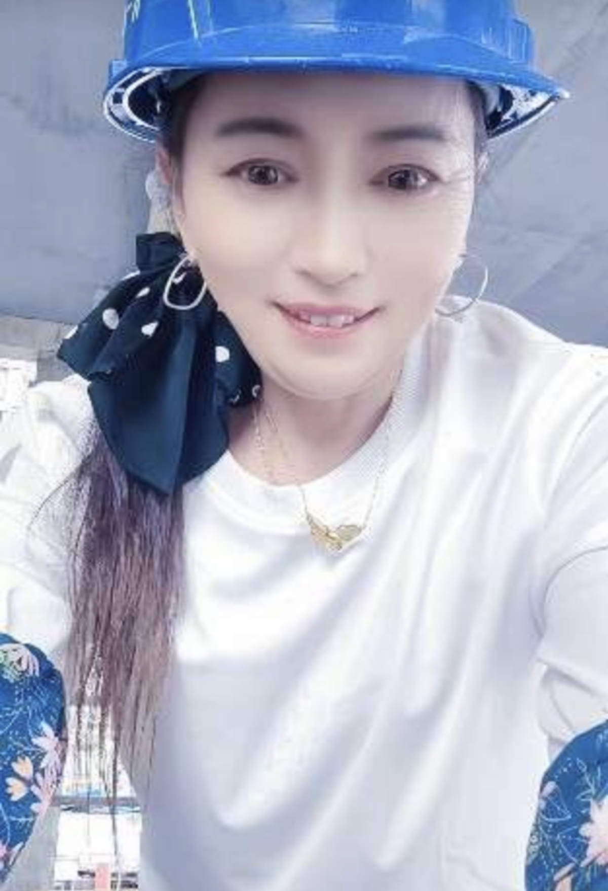 要说我心目中的女神，首推奥黛丽·赫本。她有着精致小脸和清澈眼睛，气质高...