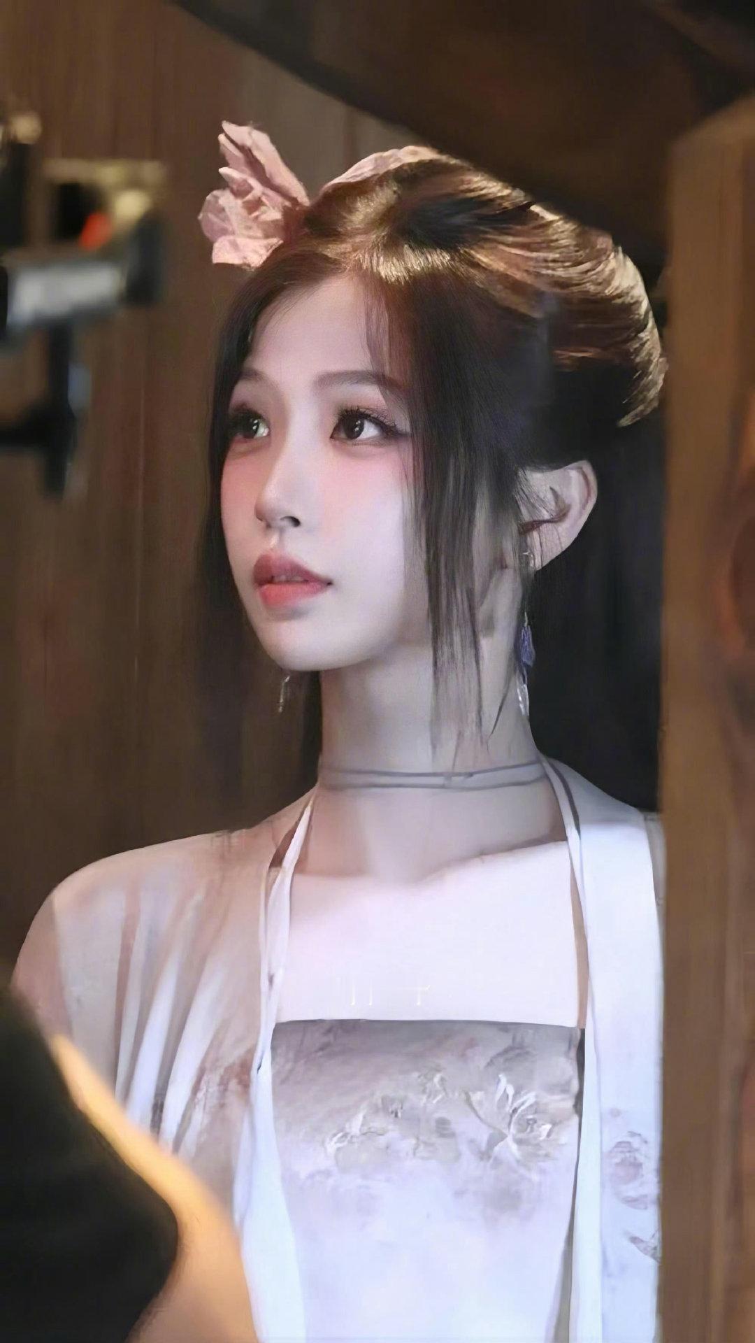 #虞书欣侯明昊城墙门壁咚路透#太美了我宝宝…… ​