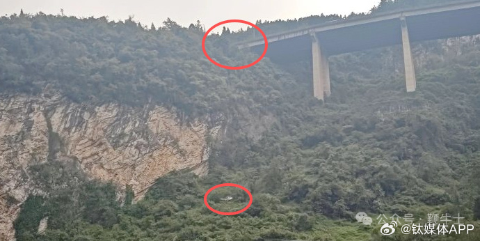 【汽车坠百米悬崖车主奇迹生还，领克回应】
10月12日消息，近日，一辆领克新能源汽车在四川泸州古蔺县冲出路面，坠落垂直落差近百米的崖底。据了解，该车经历多次翻滚撞击后，驾驶员仅胸椎骨折、无生命危险。

据网传画面显示，该车安全气囊弹出，A/B/C柱未变形、车门仍能正常打开。最重要的是，历经多 ​