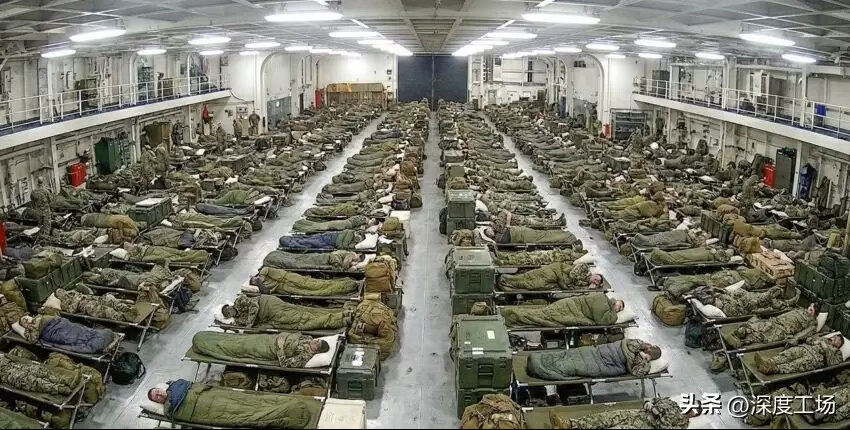 美军海军陆战队数千人，在海上近9个月，几千名大兵密集打地铺，最恐怖的还是排队上厕所，那个动不动就堵的真空马桶，直接让人精神崩溃！

美军第11海军陆战队远征部队在阿拉伯海上从春天、夏天一直飘到现在都秋天了。只能睡行军床，大量陆战队员只能睡在这些公共大舱里面。

现在，美军航母和两栖攻击 ​