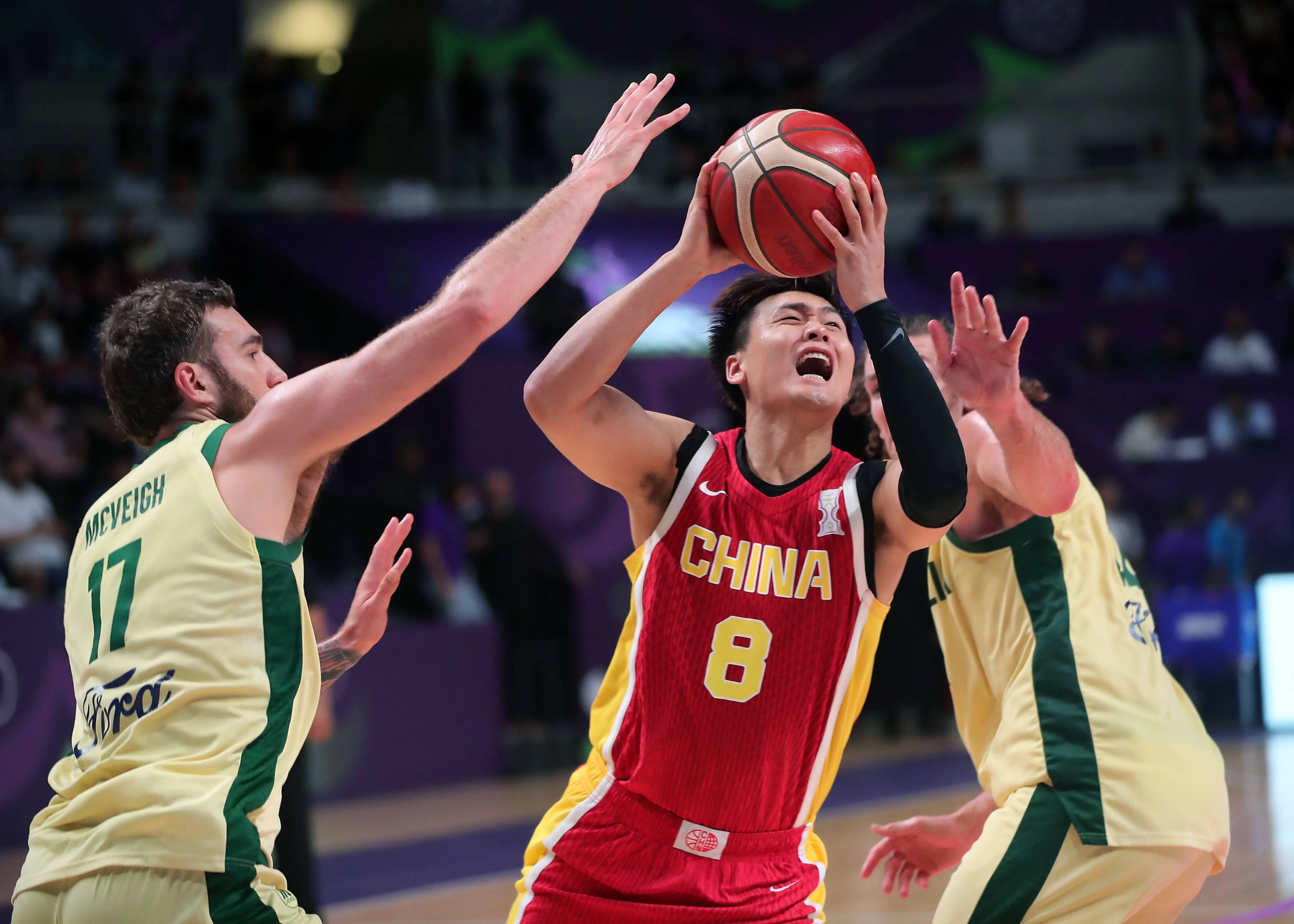 中国男篮无缘亚运奖牌！继上一场以创历史输分纪录的方式输给日本之后，今天中国男篮再次被伊朗击败，仅仅获得亚运第四名，无缘奖牌，这一战绩，也是中国男篮亚运会历史第二差战绩！短短两个多月时间，中国男篮连续两次输给日本队，而且两场都是大比分惨败，表现惨不忍睹，颜面尽失！紧跟国足步伐，留给中国男篮的时间，已经