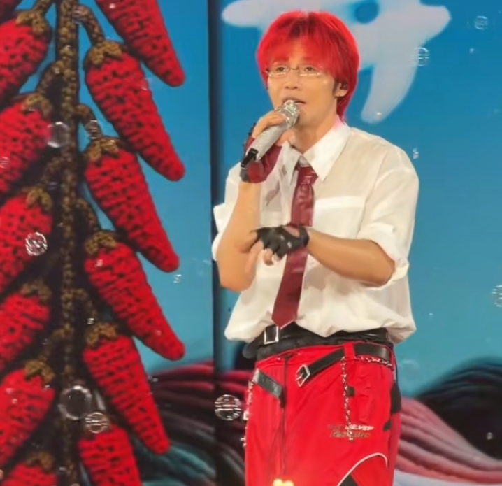 刷到李荣浩成都演唱会的现场片段，万人一起大合唱的画面，看得心里五味杂陈。
 
想必不少朋友都反复循环过他的歌。说实话，打动大家的，并不是多么花哨华丽的舞美。很多人抢不到门票，只能刷刷短视频云看现场，隔着屏幕感受氛围，难免觉得可惜。
 
李荣浩写的歌，讲的都是普通人的喜怒哀乐，年少的遗憾，生活里的身不