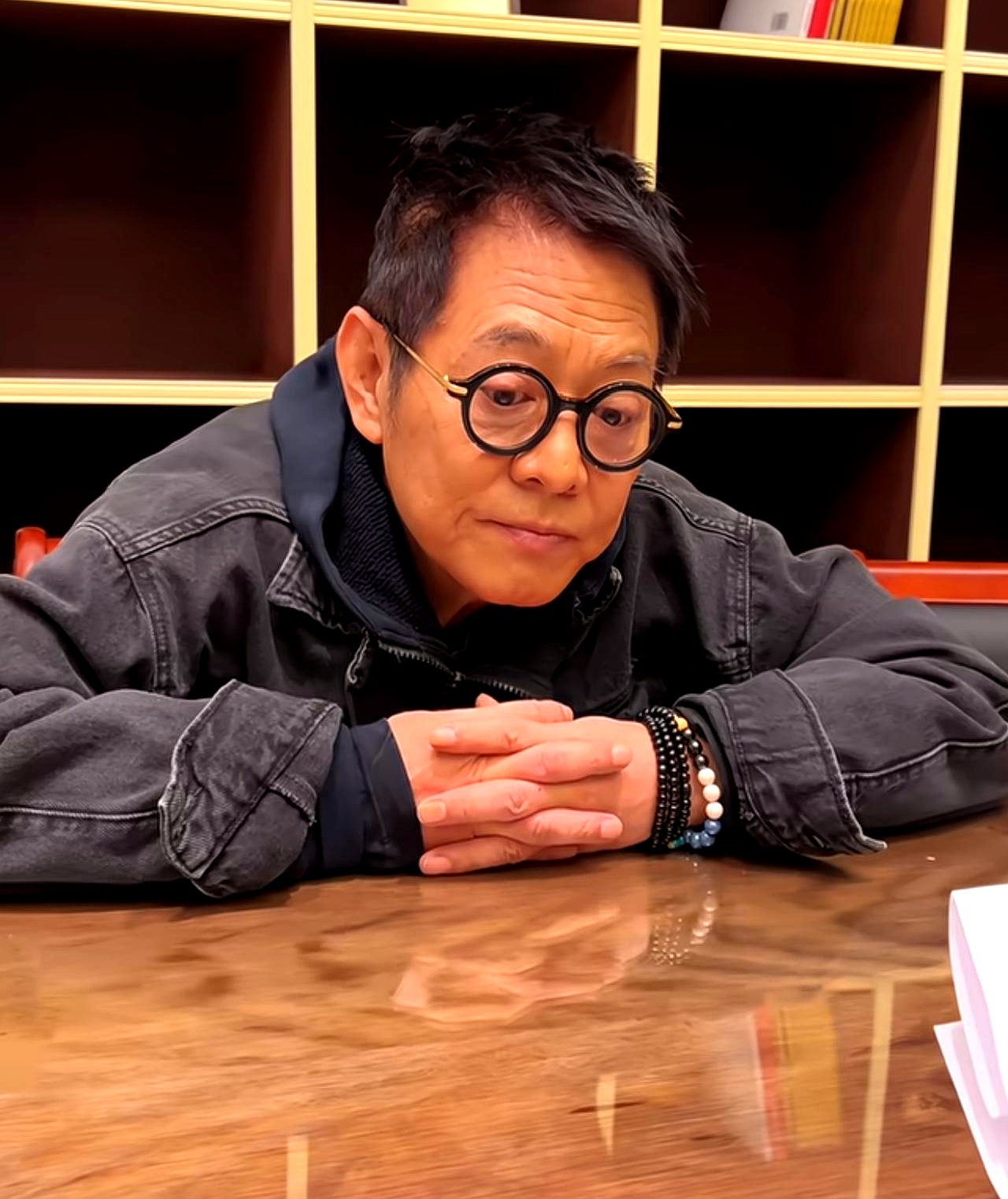 年轻时是眉清目秀的功夫皇帝，老了却在短视频里闭关自嗨，李连杰如今的状态，真让不少老影迷心里五味杂陈
 

大银幕上演了一辈子大义凛然的黄飞鸿，大家都以为他私下必是宗师气派，结果一开口，除了云山雾绕的大道理，剩下全在算计当年哪部戏赚了多少、赔了多少
 

主流圈子基本退了个干净，搞访谈找自家女儿当主持