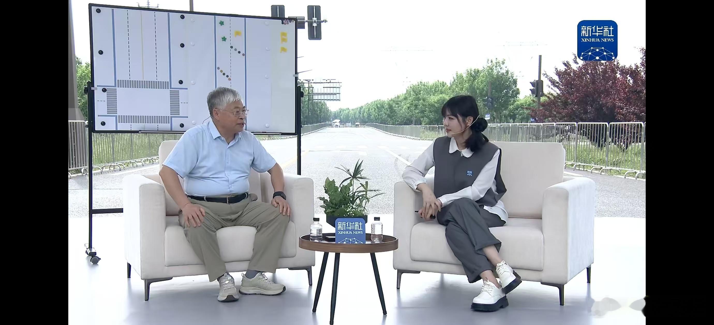 想象一下，雨天高速，前车突然急刹。传统系统还在“看→想→说→做”的漫长...