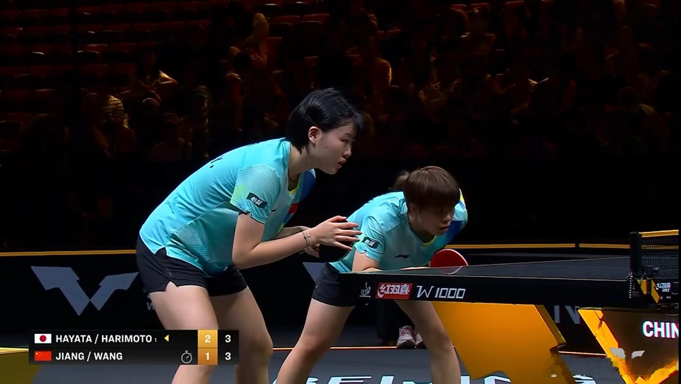 #王艺迪姜依依1比3张本美和早田希娜# 午间场WTT中国大满贯女双半决赛，王艺迪姜依依组合1:3不敌日本的张本美和早田希娜，无缘决赛。15岁的小将姜依依第一次踏上成年人的赛场，而且第一次与王艺迪搭档打女双，能打到半决赛已经不容易，希望通过这样的比赛，不断提升自己。在稍早结束的另一场国乒女双队 ​