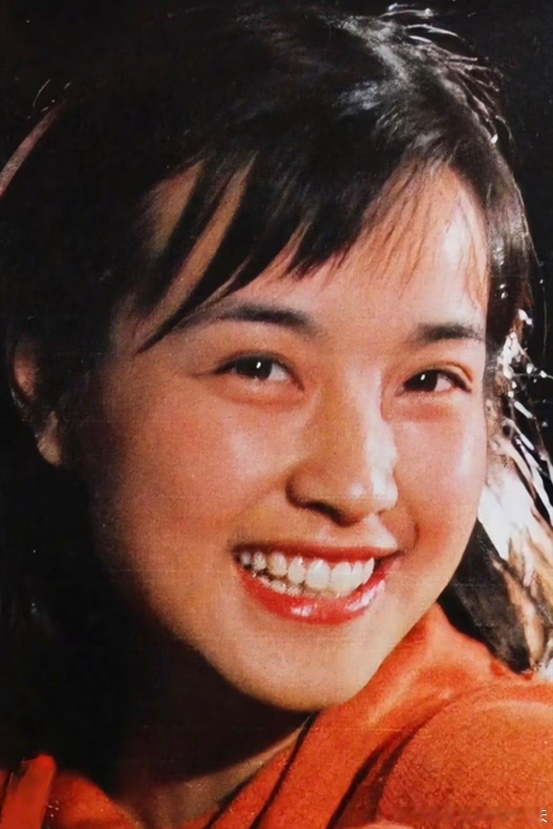 “人生不必只求圆满，历经百态亦是丰盈”

刘晓庆之前说，她觉得自己，已经是一个伟大的女人了，因为“工农兵学商囚”，她都经历过了，好强大的内核，她从不避讳谈论那段在外界看来不堪的历史，高低起落全都亲身走过，低谷的经历也接纳成为自己人生的一部分，跌倒之后依旧可以重新站起来。 ​
